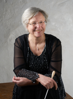 Guest Conductor, Catherine Rose (Photo by: Simon Richardson)